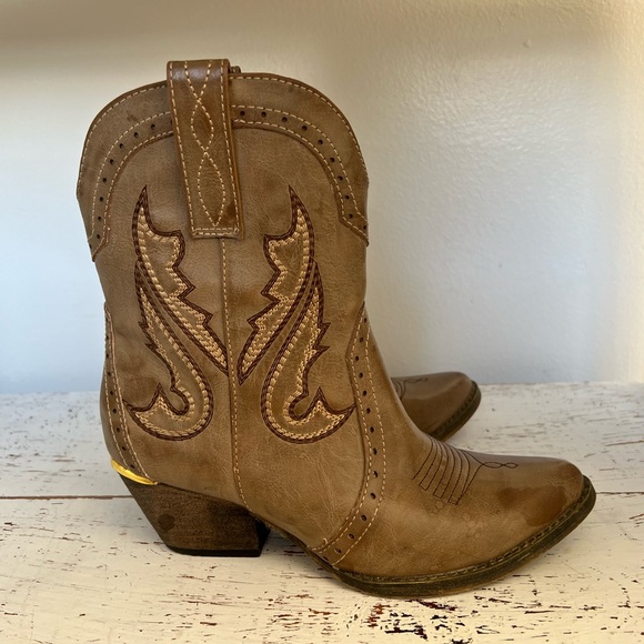 VERY VOLATILE Tan & Gold Markie Western Bootie - Picture 7 of 8